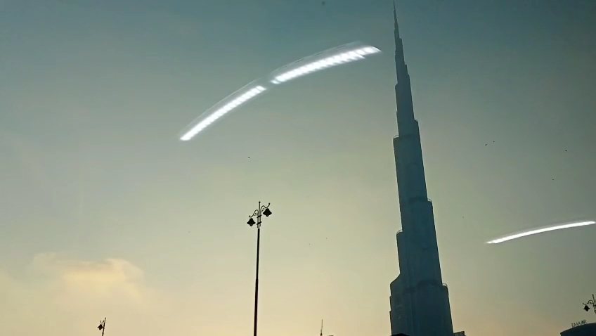 The Burj Khalifa with a plane’s contrail